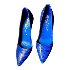 Alice + Olivia by Stacey Bendet Blue Pointed Toe Heels
Size 39.